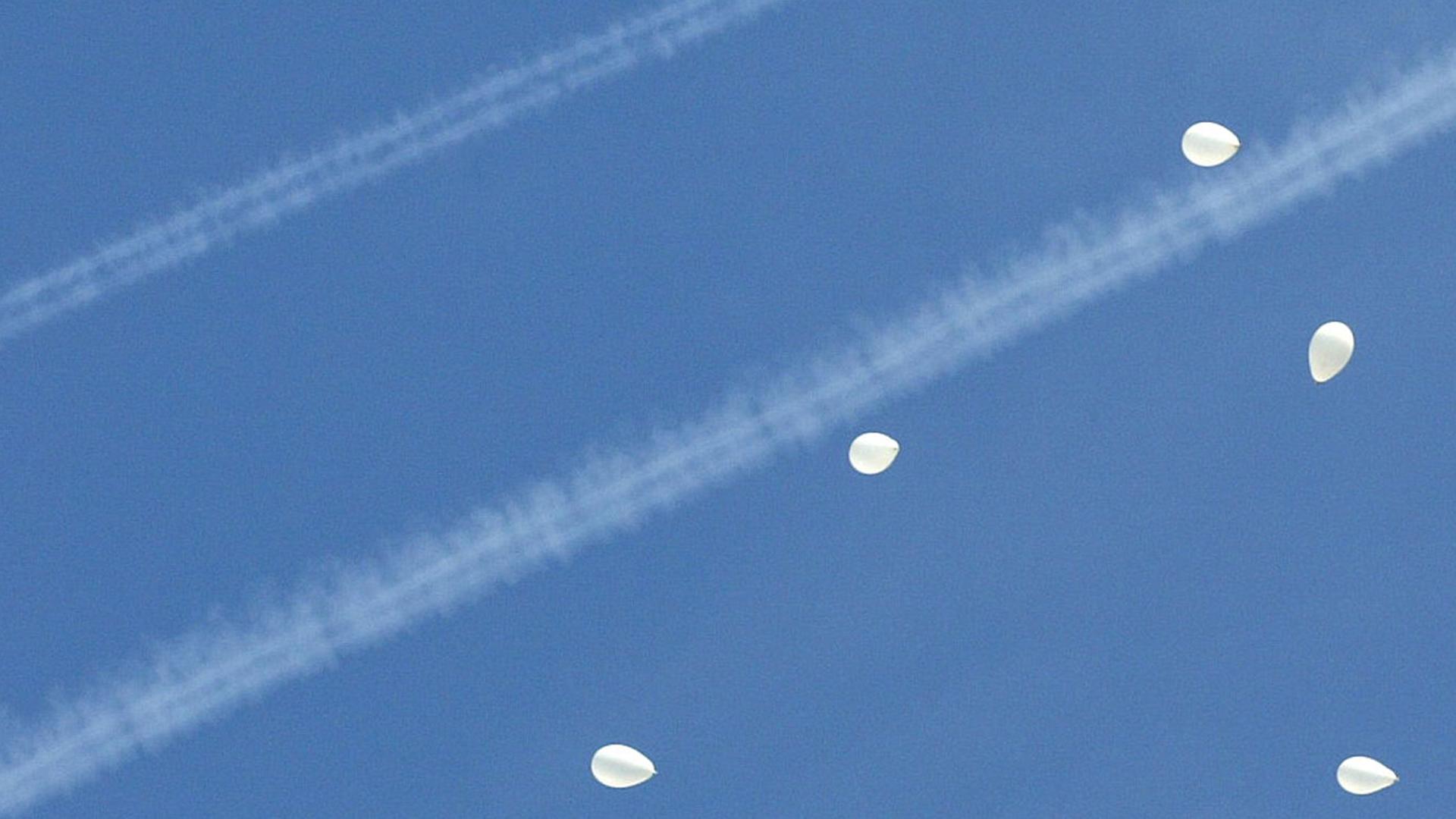 In Santiago de Compostela werden ein Jahr nach den Bombenanschlägen von Madrid der 191 Opfer mit weißen Luftballons gedacht. In Santiago de Compostela werden ein Jahr nach den Bombenanschlägen von Madrid der 191 Opfer mit weißen Luftballons gedacht.