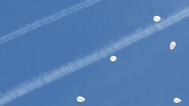 In Santiago de Compostela werden ein Jahr nach den Bombenanschlägen von Madrid der 191 Opfer mit weißen Luftballons gedacht.
