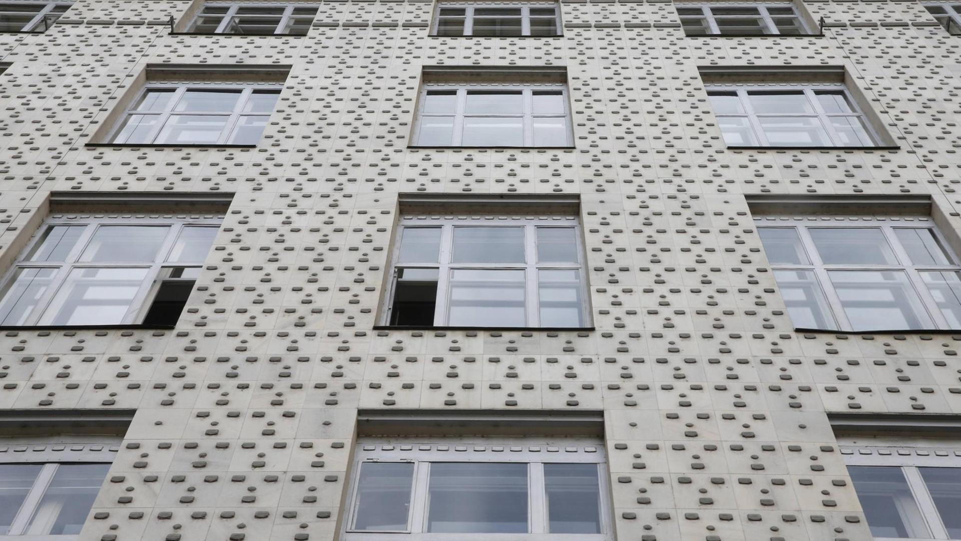 Die Fassade der Postparkassse in Wien mit Marmortäfelchen als Verkleidung. Die Fassade der Postparkassse in Wien mit Marmortäfelchen als Verkleidung.