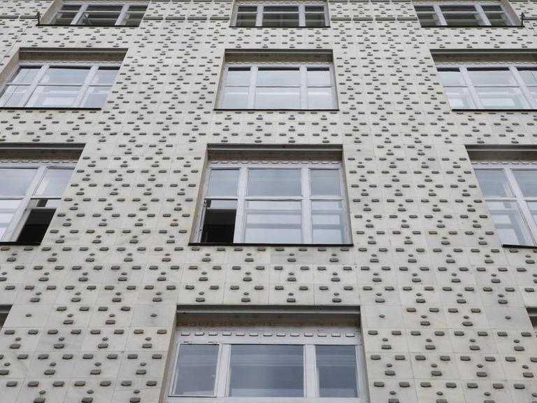 Die Fassade der Postparkassse in Wien mit Marmortäfelchen als Verkleidung.