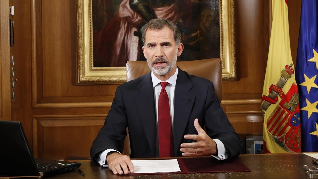 Spaniens König Felipe VI. spricht am 03.10.2017 in einer TV-Ansprache an die Nation. Felipe schaltet sich in den Konflikt um die Unabhängigkeitsbestrebungen in der Region Katalonien ein. Spaniens König Felipe VI. spricht am 03.10.2017 in einer TV-Ansprache an die Nation. Felipe schaltet sich in den Konflikt um die Unabhängigkeitsbestrebungen in der Region Katalonien ein.