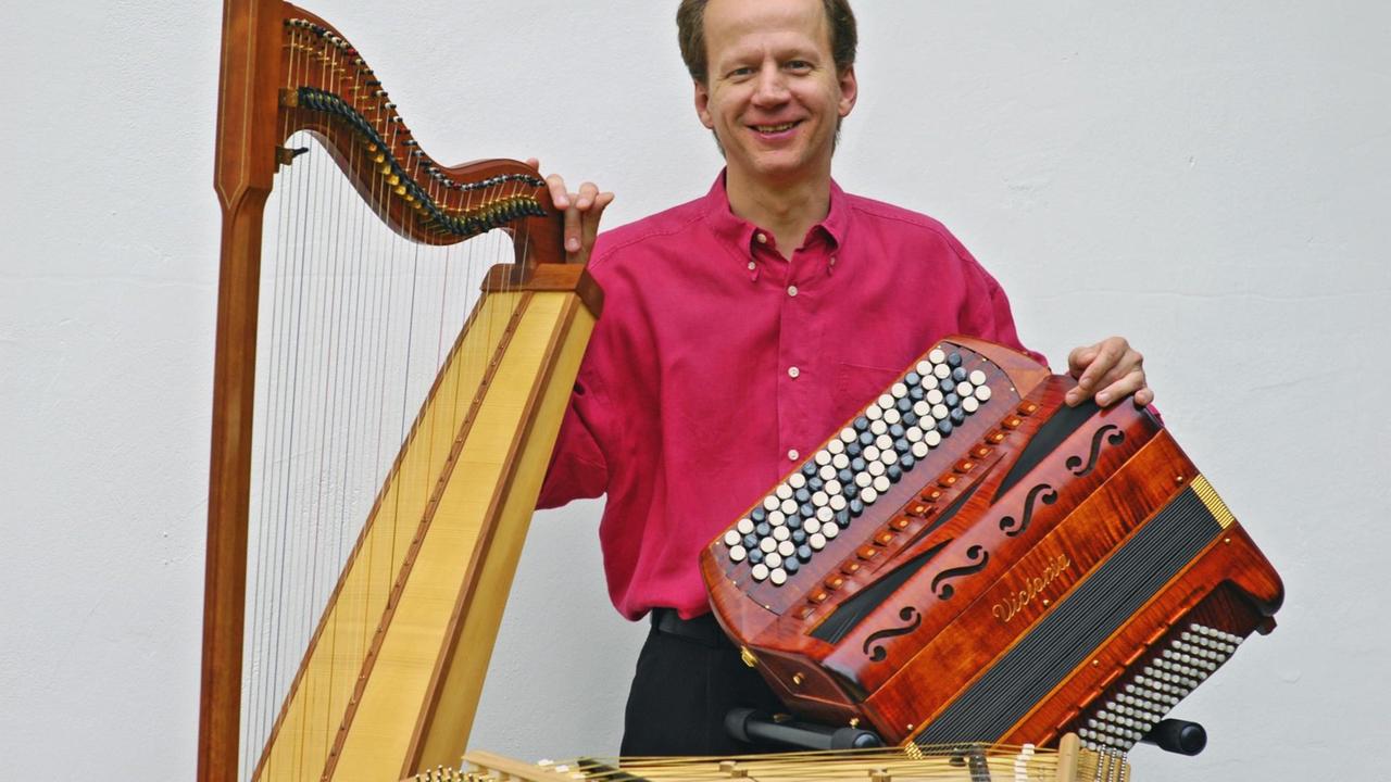Der Musiker mit Akkordeon, Harfe und Hackbrett im Porträt. Der Musiker mit Akkordeon, Harfe und Hackbrett im Porträt.