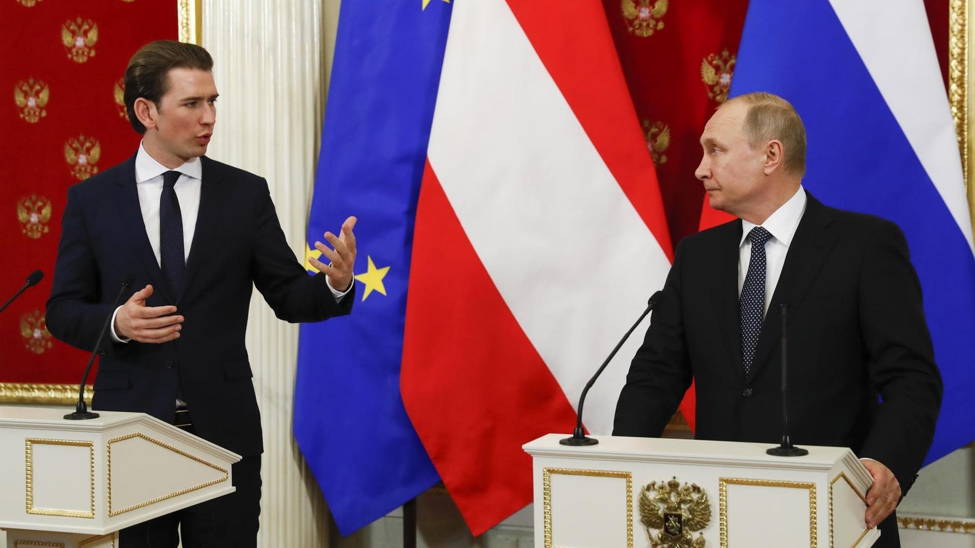 Wladimir Putin (r), Präsident von Russland, spricht mit Sebastian Kurz, Bundeskanzler von Österreich, bei einer gemeinsamen Pressekonferenz.