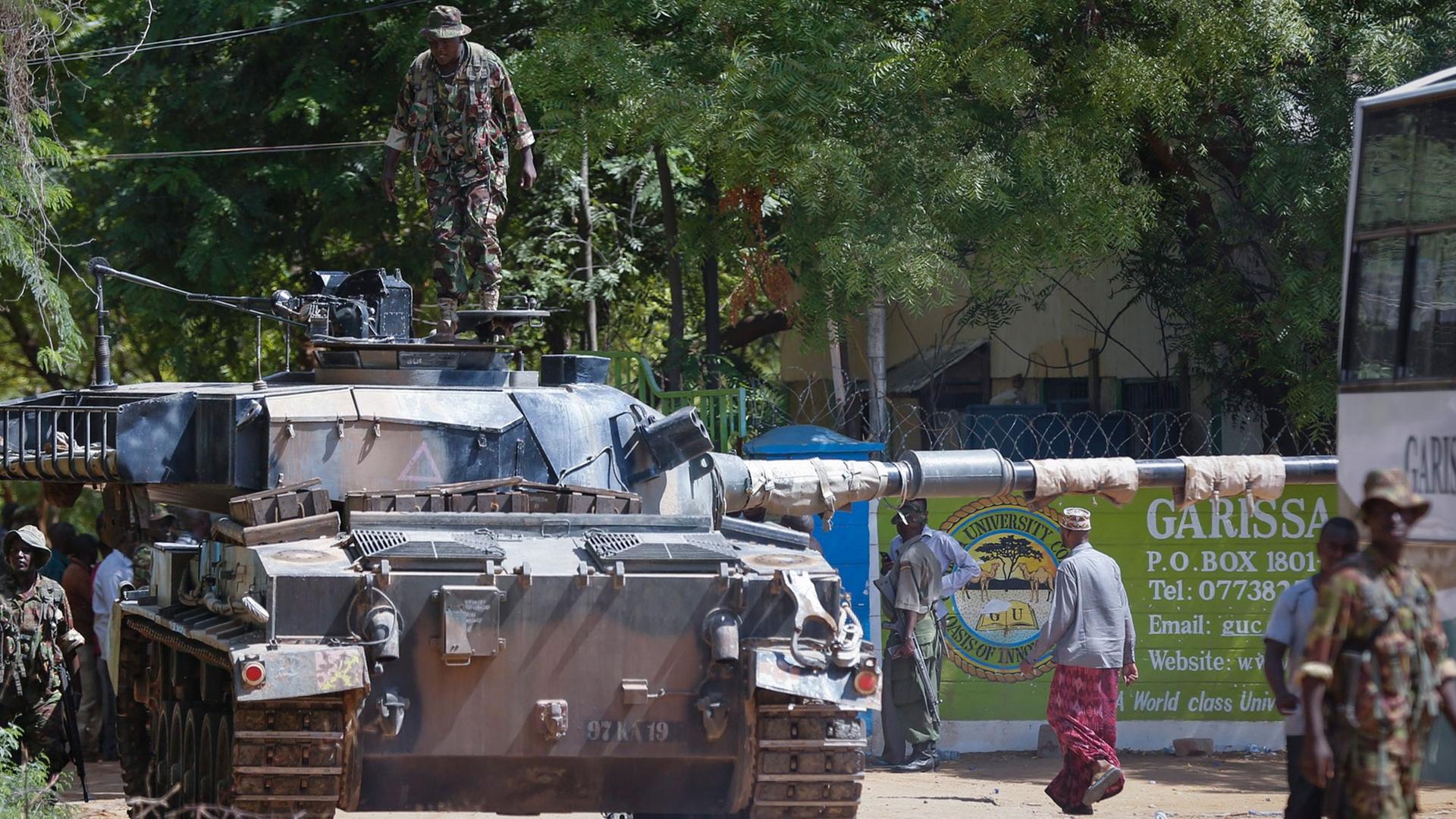 Kenianisches Militär vor der Garissa-Universität. Kenianisches Militär vor der Garissa-Universität.