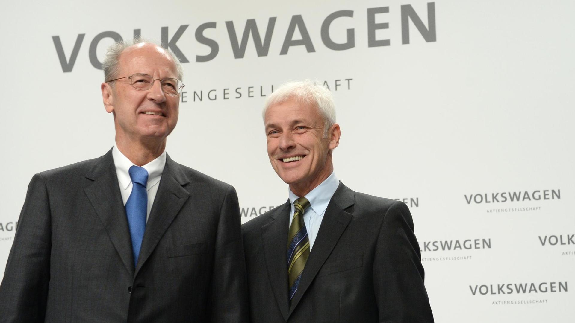 VW-Aufsichtsratschef Pötsch und Vorstandschef Müller bei einer Pressekonferenz in Wolfsburg. VW-Aufsichtsratschef Pötsch und Vorstandschef Müller bei einer Pressekonferenz in Wolfsburg.