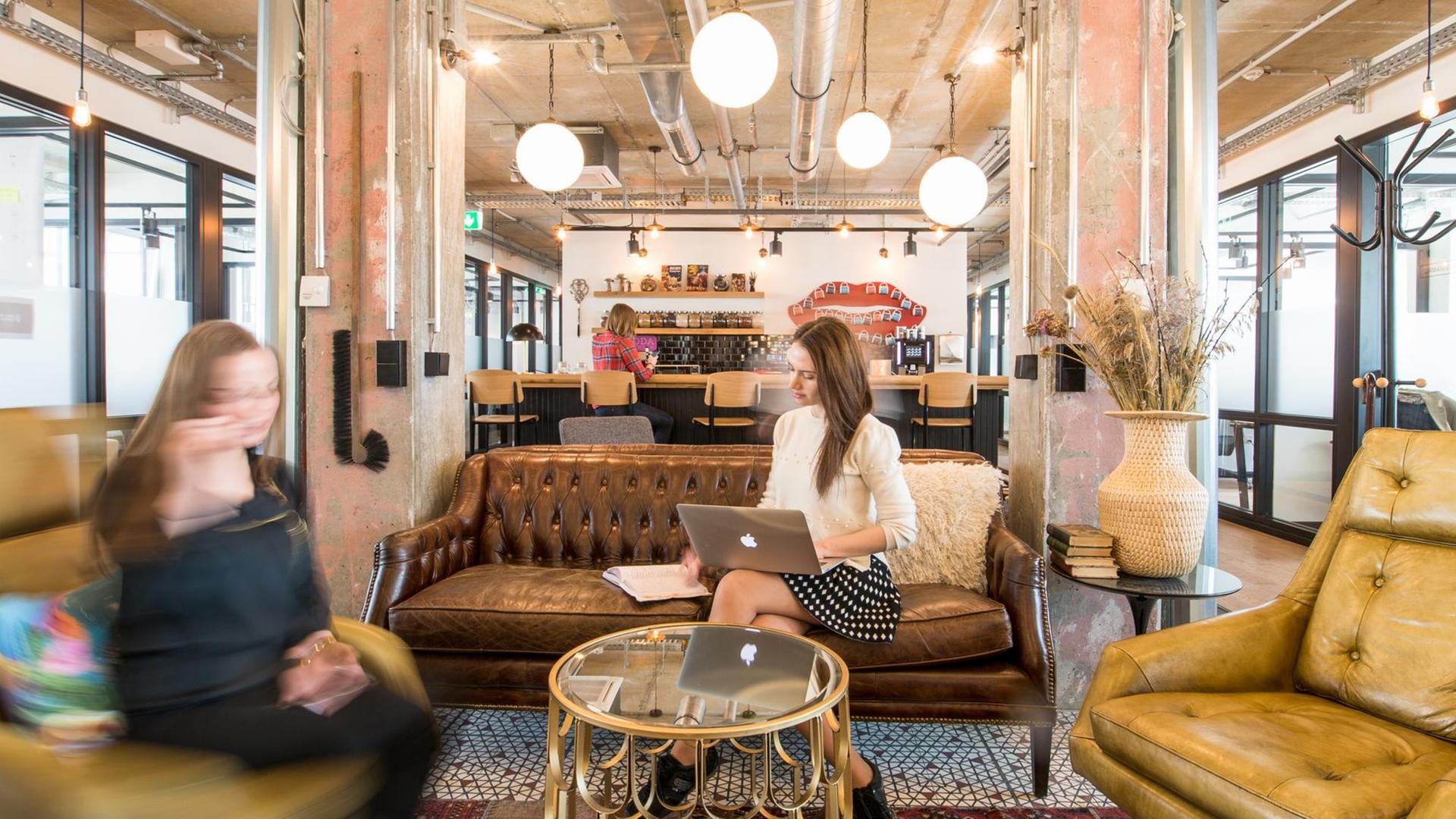 Blick in eine Lounge im Coworking-Büro von Mindspace, aufgenommen am 19.05.2016 in Berlin. Coworking-Büros werden unter Start-Ups immer beliebter. Blick in eine Lounge im Coworking-Büro von Mindspace, aufgenommen am 19.05.2016 in Berlin. Coworking-Büros werden unter Start-Ups immer beliebter.