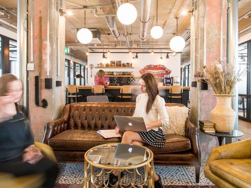 Blick in eine Lounge im Coworking-Büro von Mindspace, aufgenommen am 19.05.2016 in Berlin. Coworking-Büros werden unter Start-Ups immer beliebter.