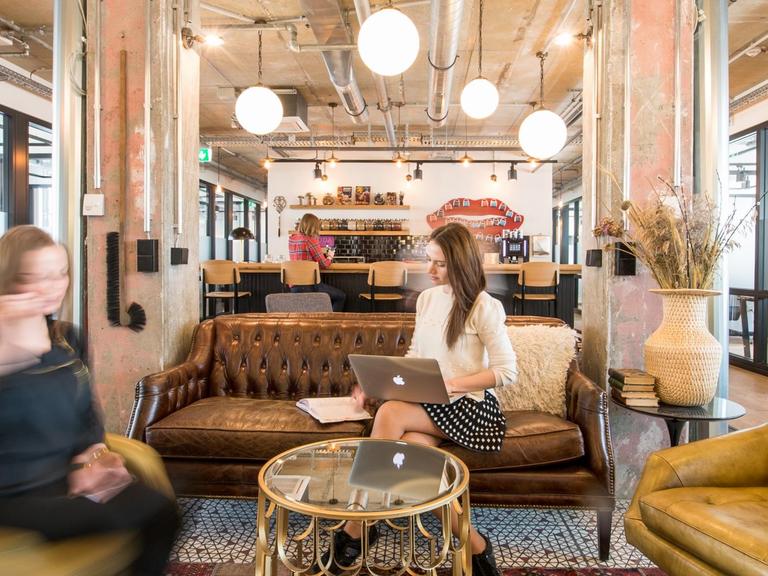 Blick in eine Lounge im Coworking-Büro von Mindspace, aufgenommen am 19.05.2016 in Berlin. Coworking-Büros werden unter Start-Ups immer beliebter.