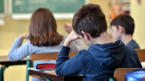 Schülerinnen und Schüler einer dritten Klasse einer Grundschule in Prenzlau (Brandenburg) im November 2017.