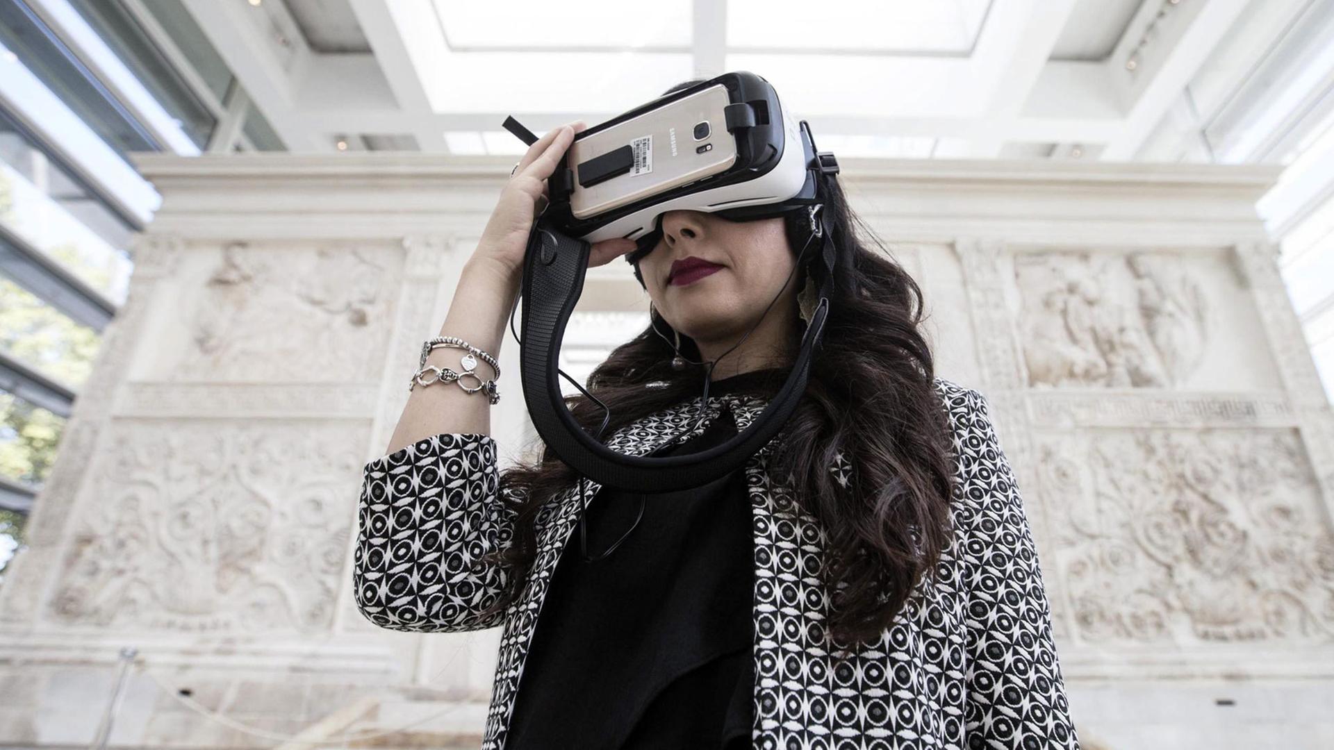 Eine Austellungsbesucherin mit Virtual-Reality-Brille im Ara Pacis Museum Rom, aufgenommen am 10.10.2016 Eine Austellungsbesucherin mit Virtual-Reality-Brille im Ara Pacis Museum Rom, aufgenommen am 10.10.2016