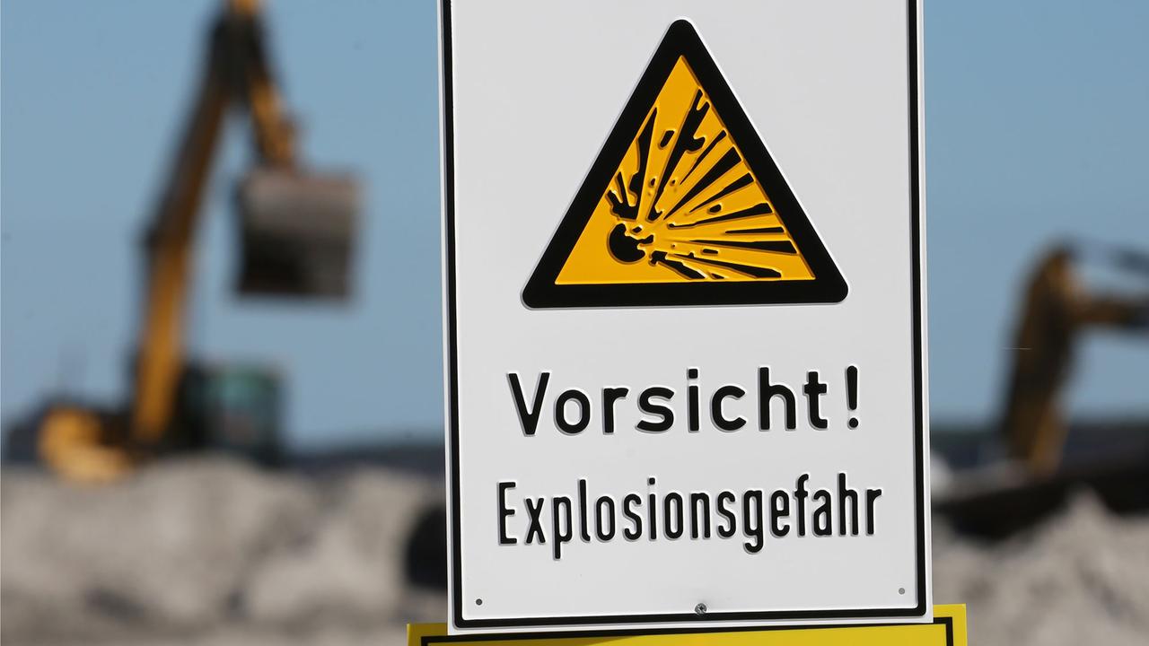 Schilder warnen am Ostseestrand von Ahrenshoop (Mecklenburg-Vorpommern) vor dem Betreten eines Abschnitts, in dem Sand aufgespült und dabei in einem großen Stahlkäfig nach möglichen Munitionsresten durchgesiebt wird.