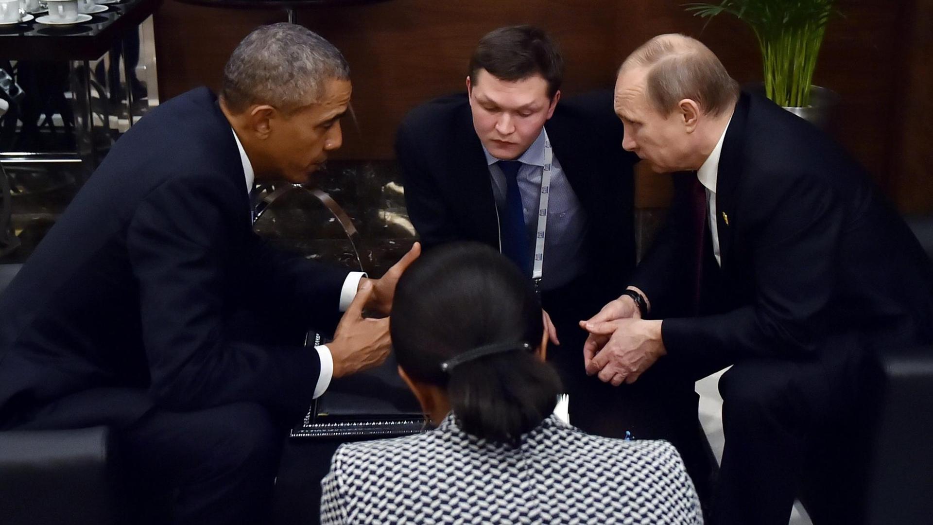 US-Präsident Obama und Russlands Präsident Putin mit Dolmetschern. US-Präsident Obama und Russlands Präsident Putin mit Dolmetschern.