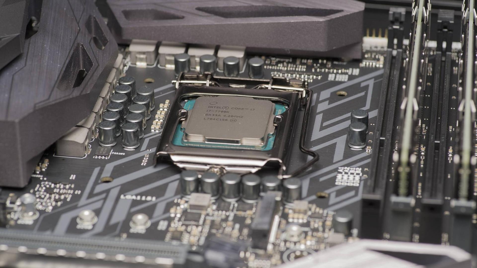 Computer-Hardware: Zu sehen ist ein Intel i7-7700k-Prozessor auf einem Motherboard. Computer-Hardware: Zu sehen ist ein Intel i7-7700k-Prozessor auf einem Motherboard.