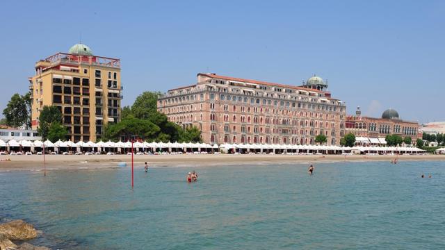 Stadtansicht Venedig - Ansicht vom Strand auf das Hotel Westin Excelsior Venice Lido Ressort auf der Insel Lido am 11.07.2008