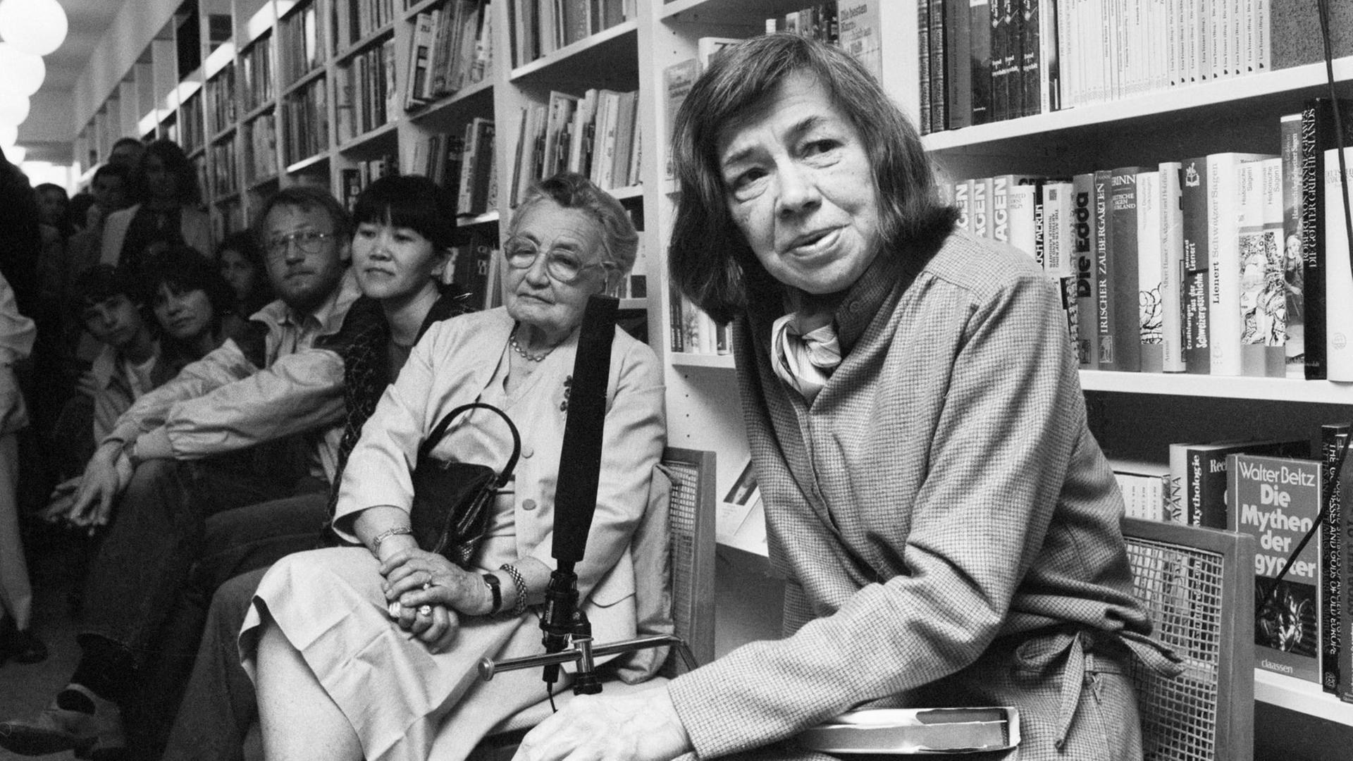 Patricia Highsmith, Schriftstellerin, liest am 29. Mai 1982 in der Buchhandlung "Zum Rennweg" in Zürich. Patricia Highsmith, Schriftstellerin, liest am 29. Mai 1982 in der Buchhandlung "Zum Rennweg" in Zürich.