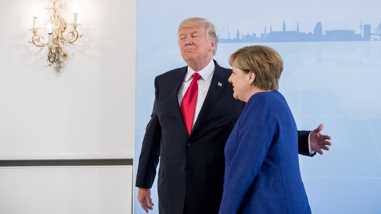 Bundeskanzlerin Angela Merkel (CDU) begrüßt im Hotel Atlantic in Hamburg vor Beginn des G20-Gipfels US-Präsident Donald Trump. Bundeskanzlerin Angela Merkel (CDU) begrüßt im Hotel Atlantic in Hamburg vor Beginn des G20-Gipfels US-Präsident Donald Trump.