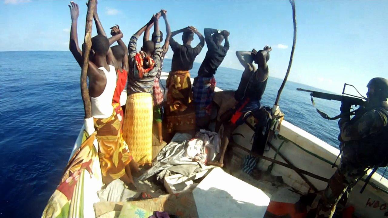 Eine EU-Spezialeinheit nimmt vor Somalia mutmaßliche Piraten fest.