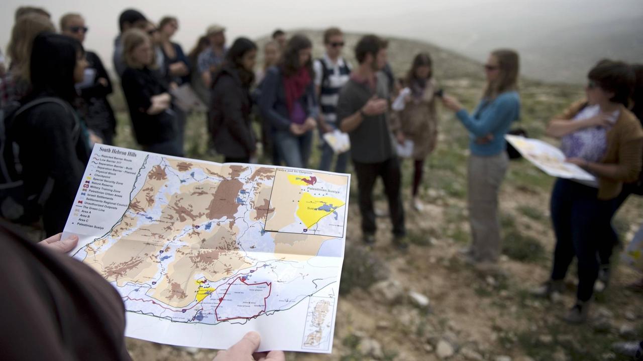 Teilnehmer einer Tour der Organisation "Breaking the Silence" auf den South Hebron Hills bei Susiya nahe Hebron.