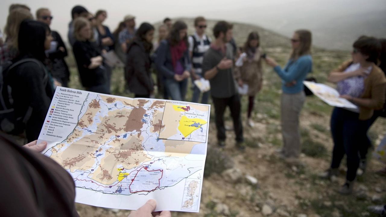 Teilnehmer einer Tour der Organisation "Breaking the Silence" auf den South Hebron Hills bei Susiya nahe Hebron. Teilnehmer einer Tour der Organisation "Breaking the Silence" auf den South Hebron Hills bei Susiya nahe Hebron.