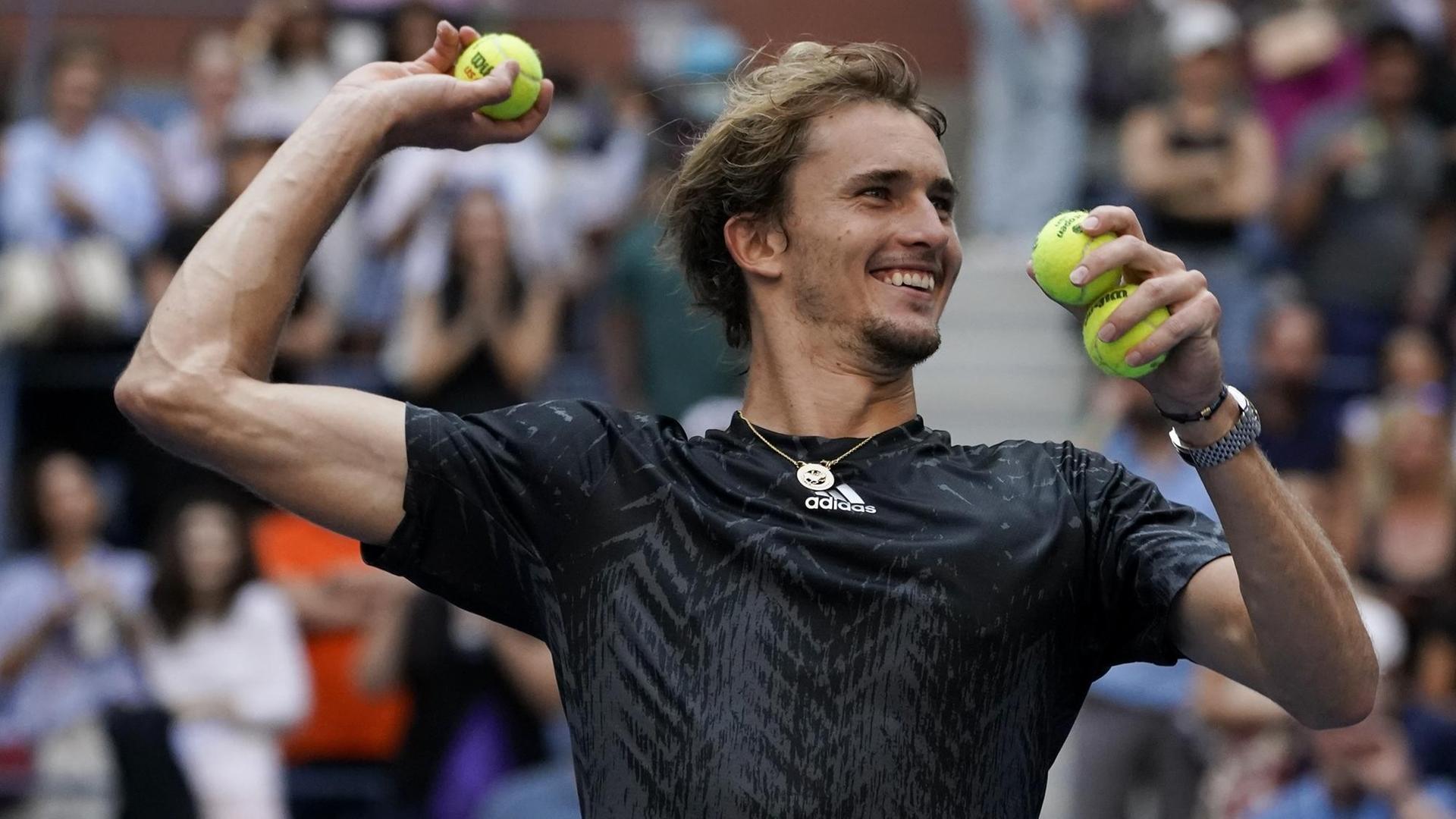 Alexander Zverev freut sich über seinen Sieg und wirft Bälle ins Publikum. Alexander Zverev freut sich über seinen Sieg und wirft Bälle ins Publikum.