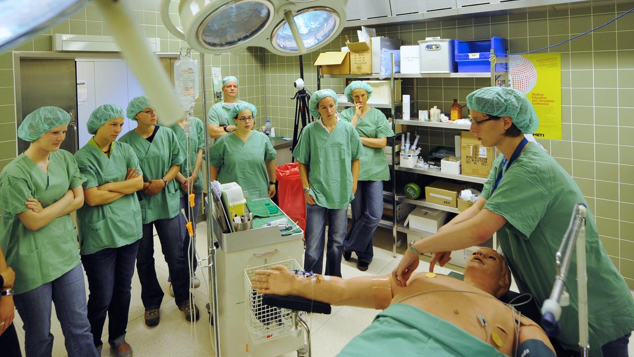Mehrere Medizinstudenten behandeln die Hightech-Puppe "HAINS" in einem Operationssaal der Medizinischen Hochschule Hannover (MHH).