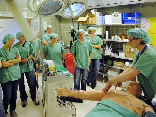 Mehrere Medizinstudenten behandeln die Hightech-Puppe "HAINS" in einem Operationssaal der Medizinischen Hochschule Hannover (MHH).