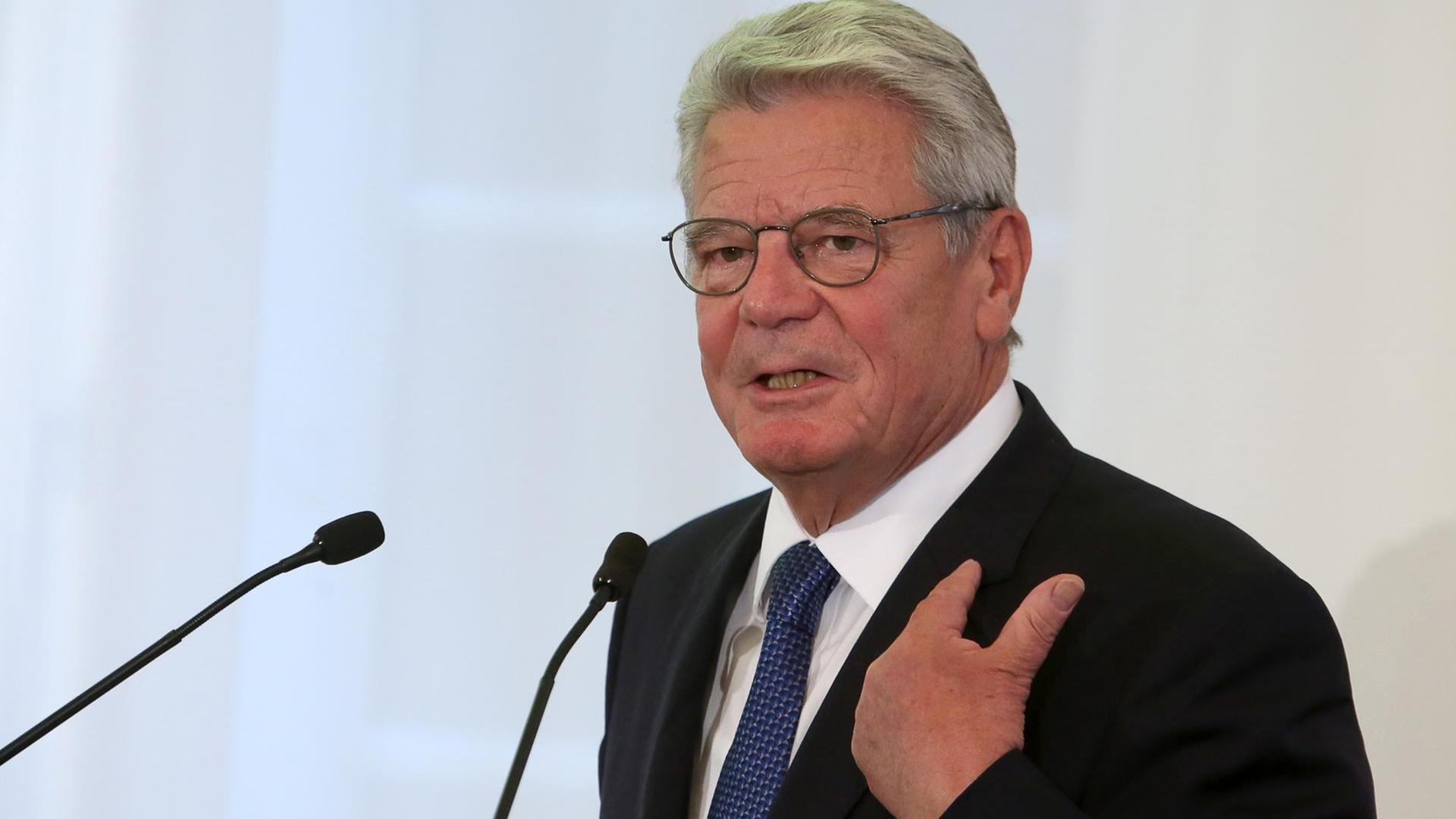 Bundespräsident Joachim Gauck spricht am 27.09.2015 in der Staatskanzlei in Mainz (Rheinland-Pfalz). Bundespräsident Joachim Gauck spricht am 27.09.2015 in der Staatskanzlei in Mainz (Rheinland-Pfalz).