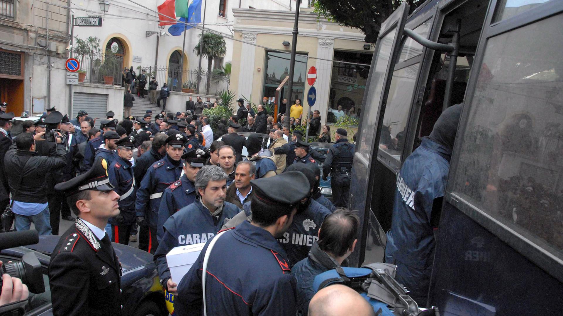 Großoperation der italienischen Polizei gegen die Cosa Nostra in Palermo / Sizilien; Aufnahme vom Dezember 2008 Großoperation der italienischen Polizei gegen die Cosa Nostra in Palermo / Sizilien; Aufnahme vom Dezember 2008