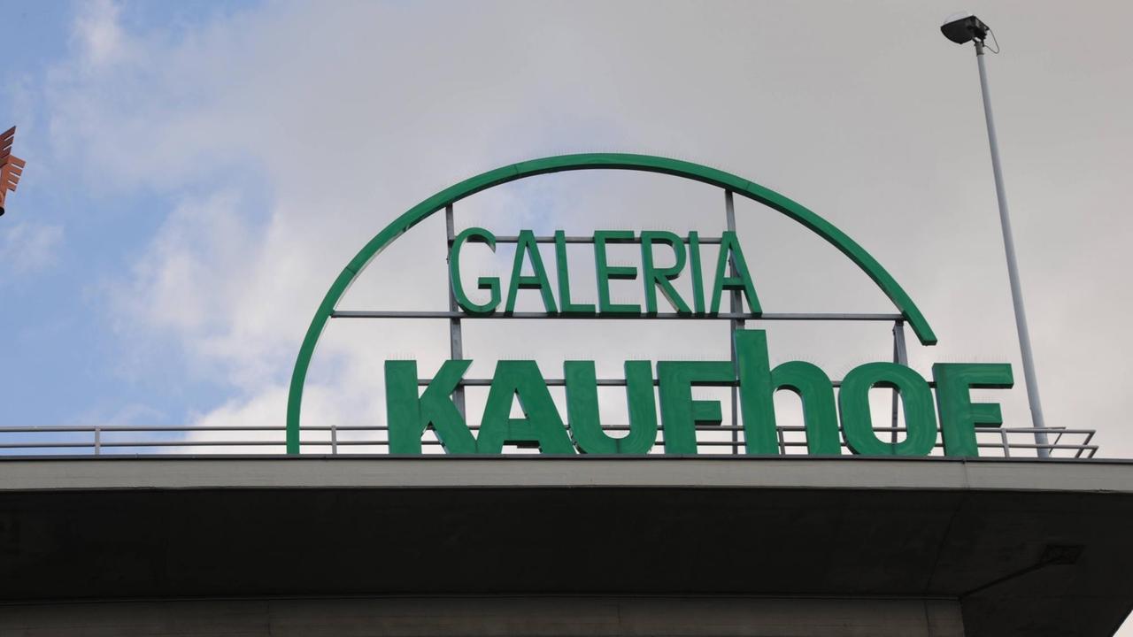 Logo, Schriftzug der Galeria Kaufhof an einem Gebäude in Köln