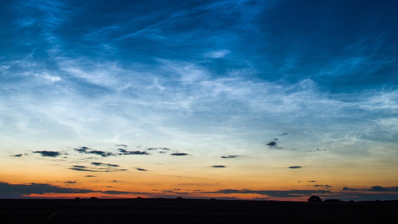 Leuchtende Nachtwolken sind in manchen klaren Sommernächten in Nordrichtung als silbern leuchtende Schleier zu sehen. Leuchtende Nachtwolken sind in manchen klaren Sommernächten in Nordrichtung als silbern leuchtende Schleier zu sehen.