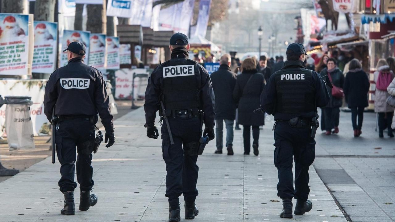 Französische Polizisten bewachen den Weihnachtsmarkt auf dem Champs-Elysees in Paris. Nach dem Anschlag in Berlin wurden auch in Frankreich die Sicherheitsmaßnahmen verschärft. Französische Polizisten bewachen den Weihnachtsmarkt auf dem Champs-Elysees in Paris. Nach dem Anschlag in Berlin wurden auch in Frankreich die Sicherheitsmaßnahmen verschärft.