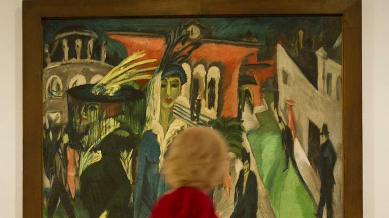 Eine Frau betrachtet am 18.07.2013 im Museum Berggruen in Berlin vor dem Gemälde "Potsdamer Platz" von Ernst Ludwig Kirchner. Eine Frau betrachtet am 18.07.2013 im Museum Berggruen in Berlin vor dem Gemälde "Potsdamer Platz" von Ernst Ludwig Kirchner.