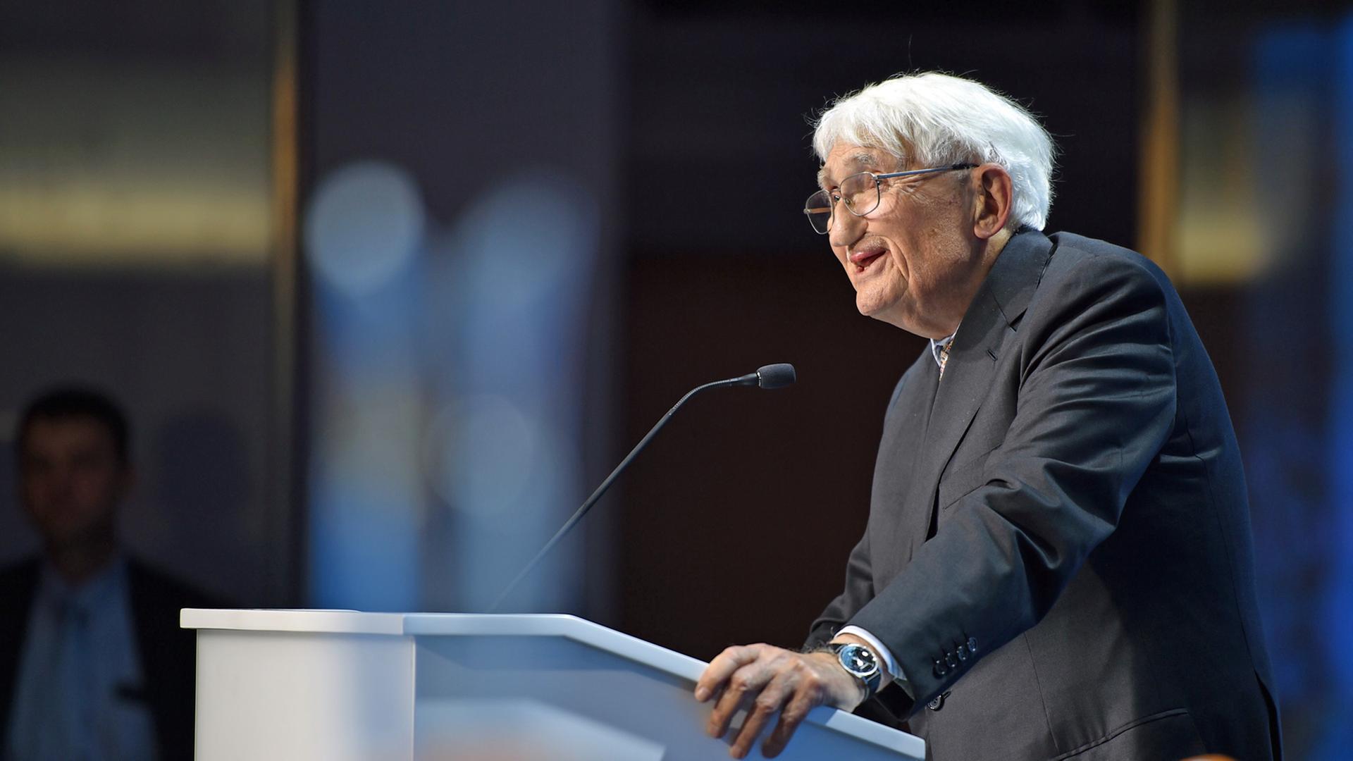 Jürgen Habermas, deutscher Philosoph, spricht am 4.7.2018 im ZDF-Hauptstadtstudio in Berlin. Habermas erhielt den deutsch-französischen Medienpreis. Jürgen Habermas, deutscher Philosoph, spricht am 4.7.2018 im ZDF-Hauptstadtstudio in Berlin. Habermas erhielt den deutsch-französischen Medienpreis.