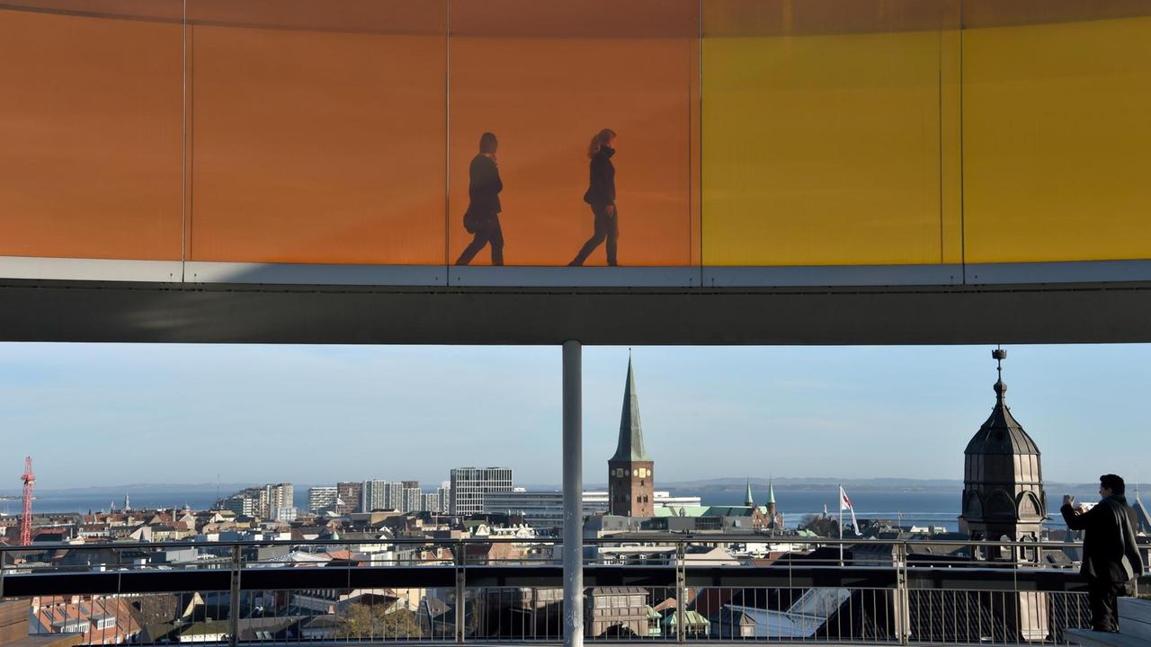Besucher gehen durch eine Installation auf dem Dach des ARoS Aarhus Kunstmuseum in Arhus (Dänemark). Die zweitgrößte Stadt Dänemarks ist Europäische Kulturhauptstadt 2017. Besucher gehen durch eine Installation auf dem Dach des ARoS Aarhus Kunstmuseum in Arhus (Dänemark). Die zweitgrößte Stadt Dänemarks ist Europäische Kulturhauptstadt 2017.