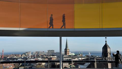 Besucher gehen durch eine Installation auf dem Dach des ARoS Aarhus Kunstmuseum in Arhus (Dänemark). Die zweitgrößte Stadt Dänemarks ist Europäische Kulturhauptstadt 2017.