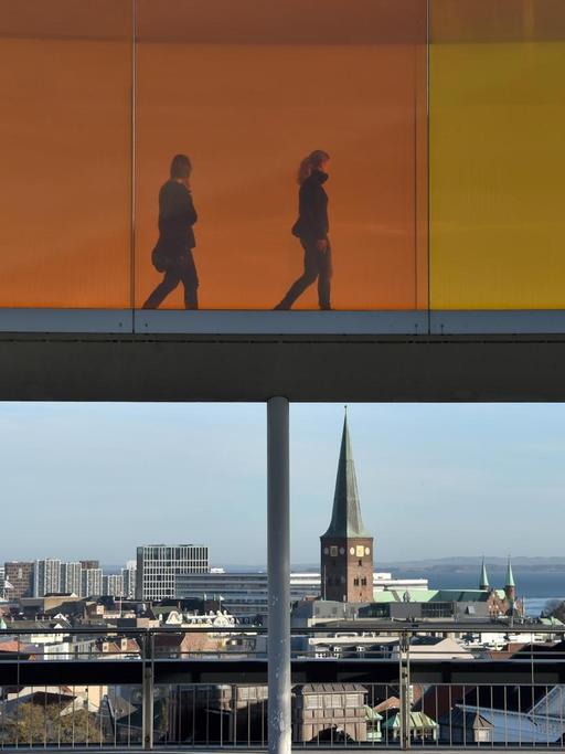 Besucher gehen durch eine Installation auf dem Dach des ARoS Aarhus Kunstmuseum in Arhus (Dänemark). Die zweitgrößte Stadt Dänemarks ist Europäische Kulturhauptstadt 2017.