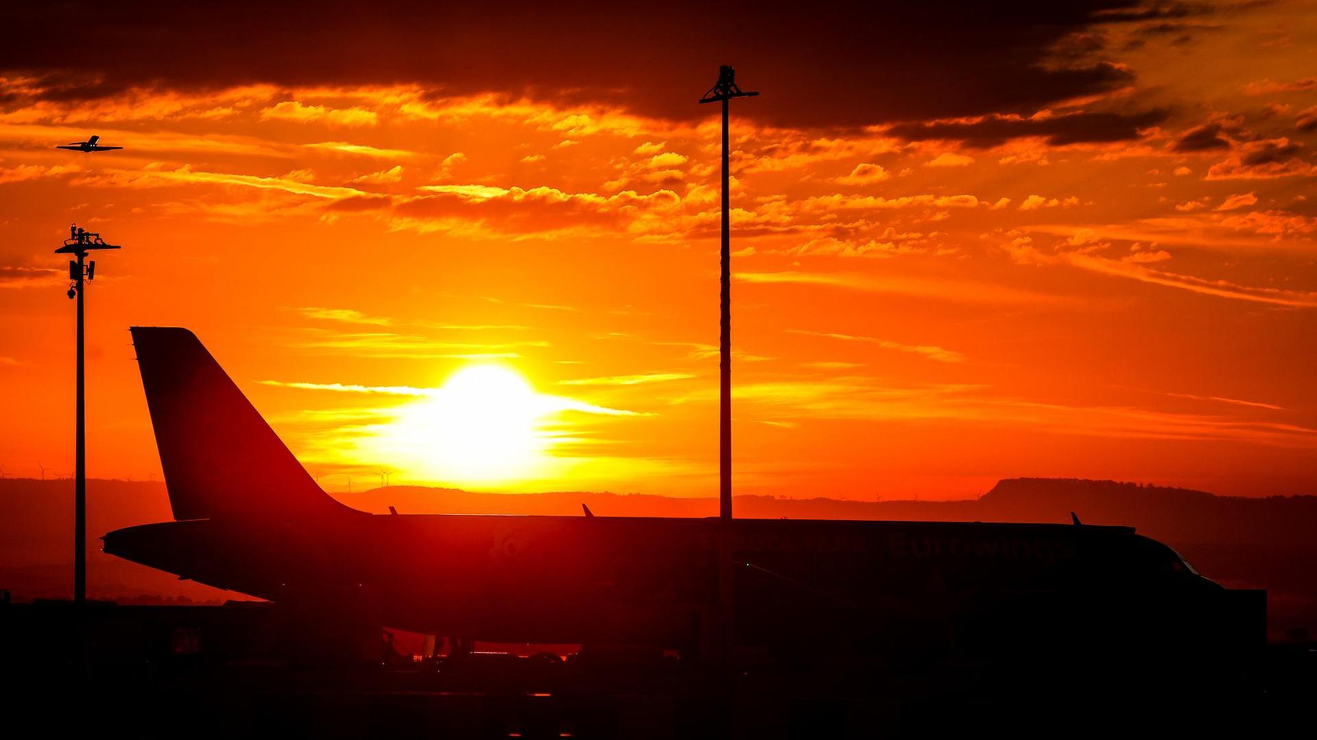 Die Sonne geht über einem Airbus am Flughafen auf. Die Sonne geht über einem Airbus am Flughafen auf.