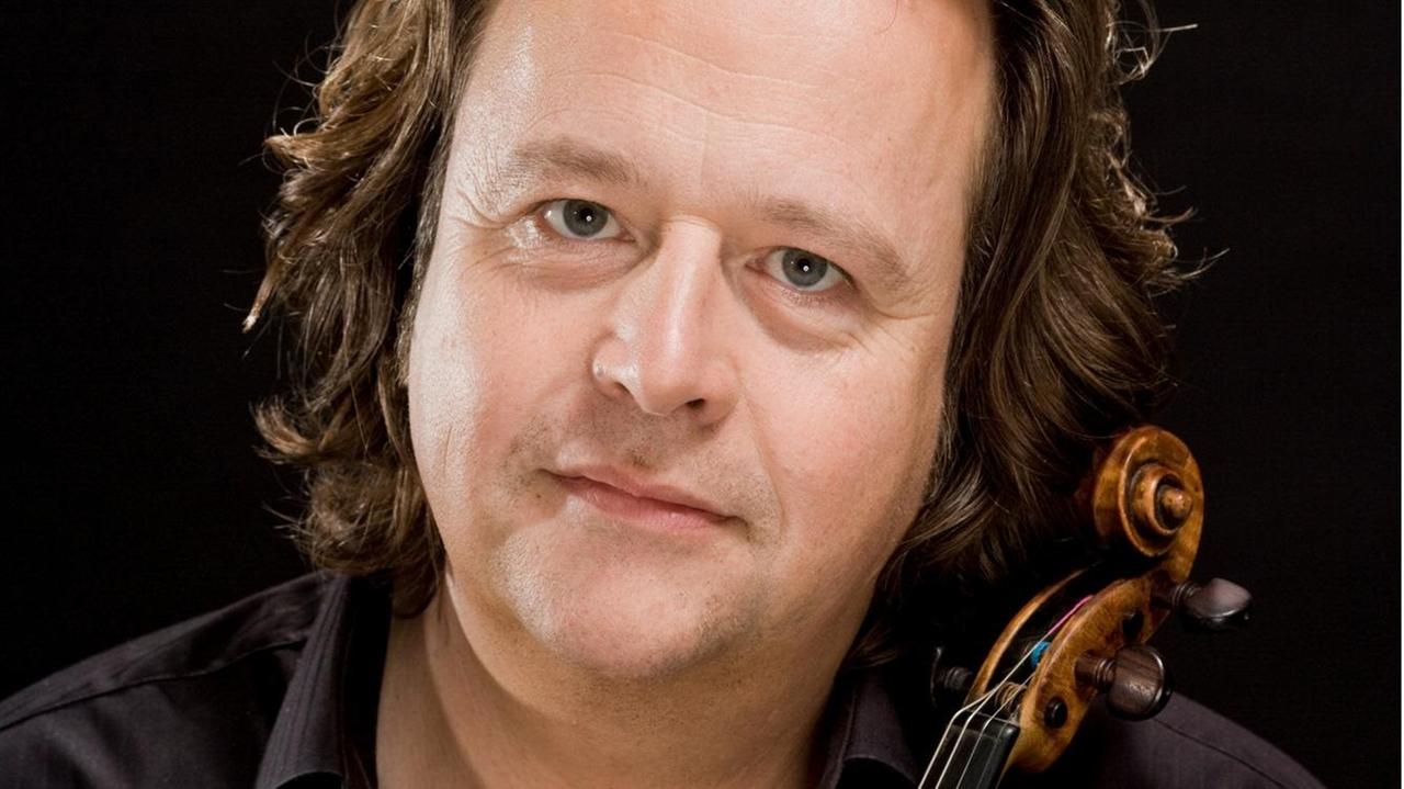 Der Musiker im großformatigen Porträt, an der Schulter lehnt seine Geige. Der Musiker im großformatigen Porträt, an der Schulter lehnt seine Geige.