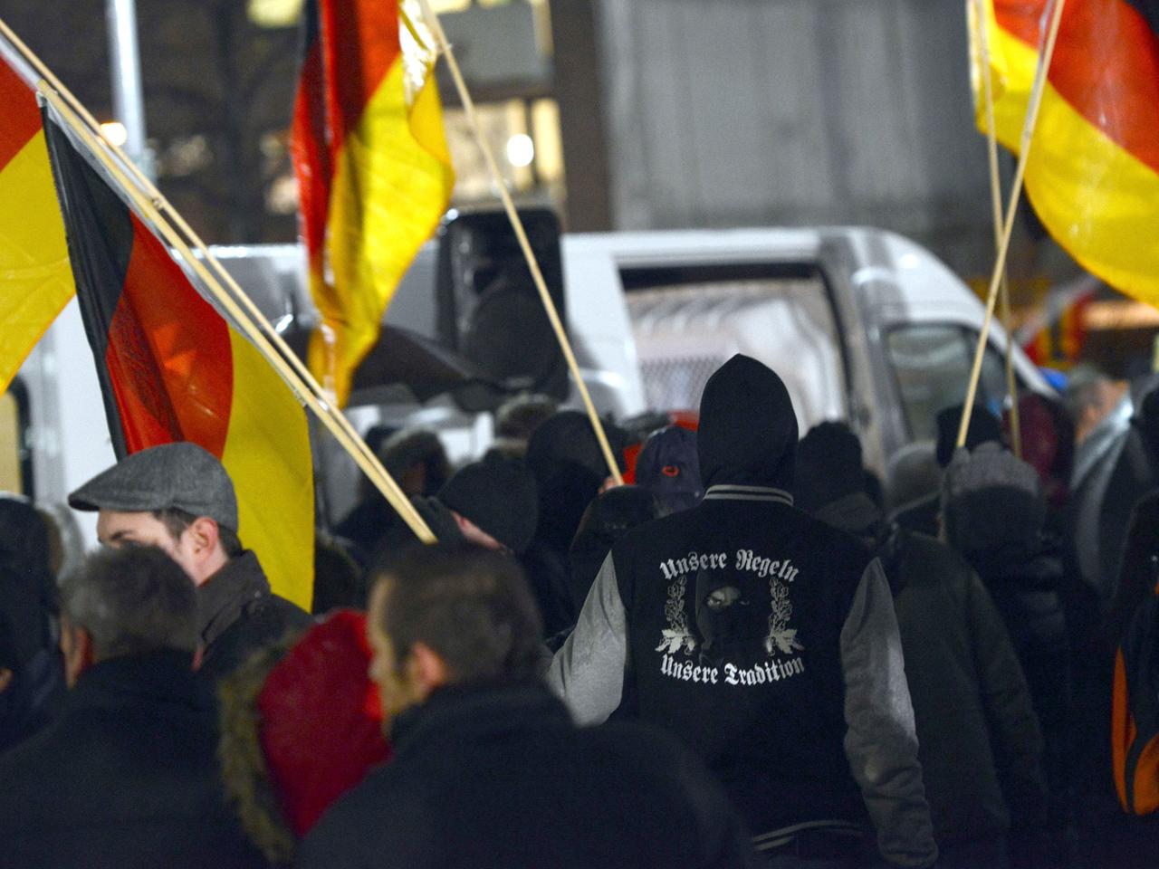 Teilnehmer der Aktion "Abendspaziergang" in Düsseldorf - einem Ableger der Gruppe "Pegida" aus Dresden. Teilnehmer der Aktion "Abendspaziergang" in Düsseldorf - einem Ableger der Gruppe "Pegida" aus Dresden.