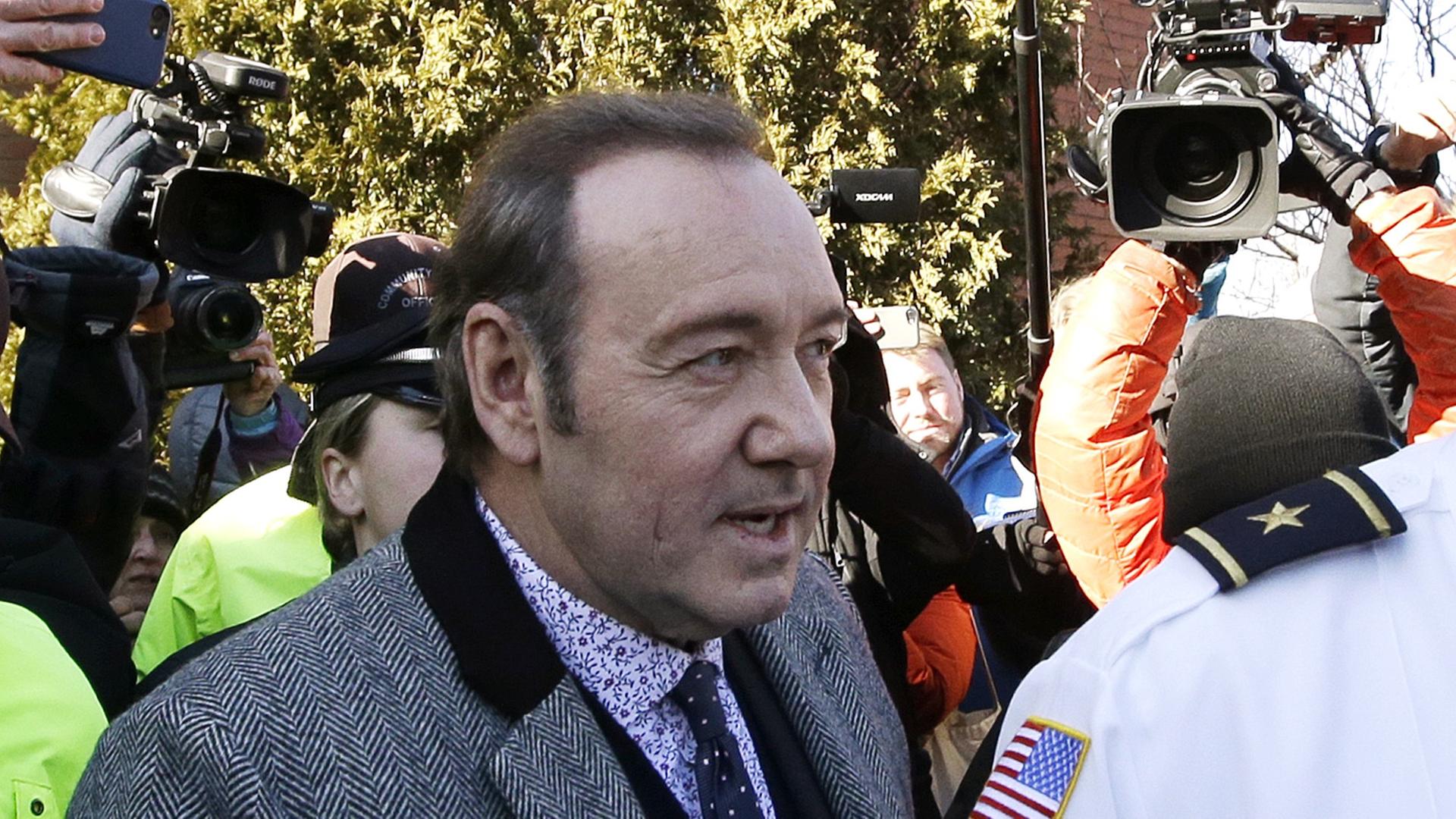 Schauspieler Kevin Spacey verlässt das Bezirksgericht in Nantucket im Bundesstaat Massachusetts nach einem Gerichtstermin am 7. Januar 2019. Der Oscar-Preisträger wurde beschuldigt, einen Teenager 2016 in einer überfüllten Bar sexuell belästigt zu haben. Schauspieler Kevin Spacey verlässt das Bezirksgericht in Nantucket im Bundesstaat Massachusetts nach einem Gerichtstermin am 7. Januar 2019. Der Oscar-Preisträger wurde beschuldigt, einen Teenager 2016 in einer überfüllten Bar sexuell belästigt zu haben.