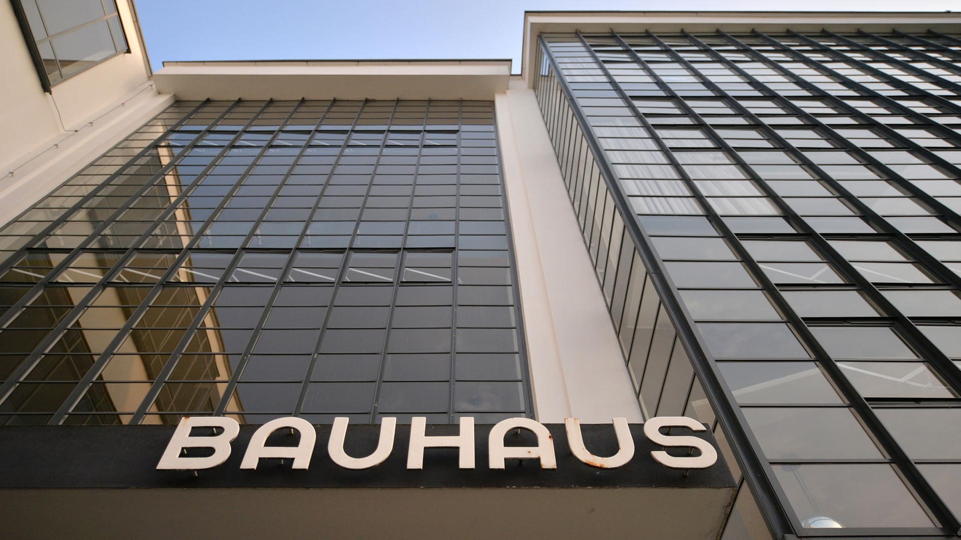 Blick auf das Hauptgebäude der Bauhausschule in Dessau-Roßlau Blick auf das Hauptgebäude der Bauhausschule in Dessau-Roßlau