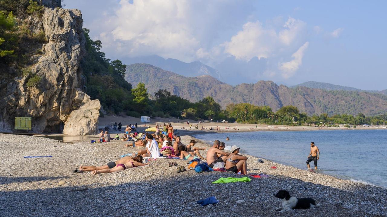 Touristen am Strand von Olympos in türkischen Provinz Antalya