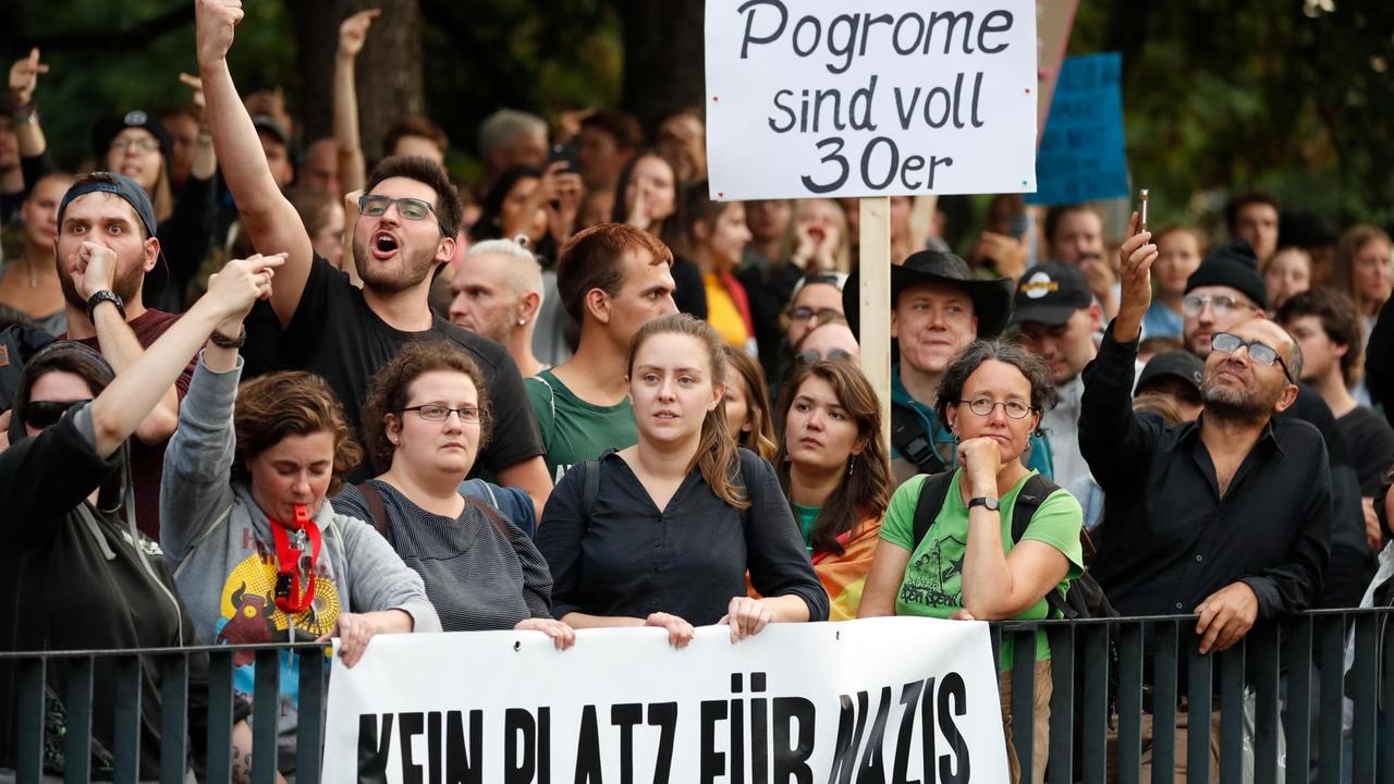 Demonstranten in Chemnitz gegen rechte Gewalt Demonstranten in Chemnitz gegen rechte Gewalt