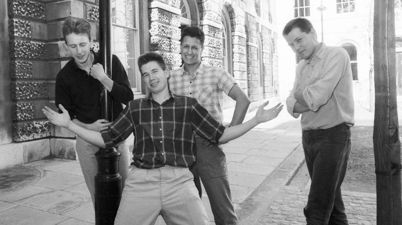Bryan Tolland, Justin Currie, Paul Tyagi und Iain Harvie von Del Amitri bei einem Photoshooting vor dem Chrysalis Records Office. London, 12.07.1985 