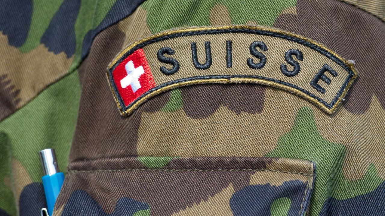 Ein Detail der Uniform von einem Soldaten der Schweizer Armee ist am Donnerstag (24.05.2012) in Konstanz während der TERREX 2012 zu sehen. Ein Detail der Uniform von einem Soldaten der Schweizer Armee ist am Donnerstag (24.05.2012) in Konstanz während der TERREX 2012 zu sehen.