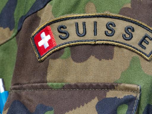 Ein Detail der Uniform von einem Soldaten der Schweizer Armee ist am Donnerstag (24.05.2012) in Konstanz während der TERREX 2012 zu sehen.