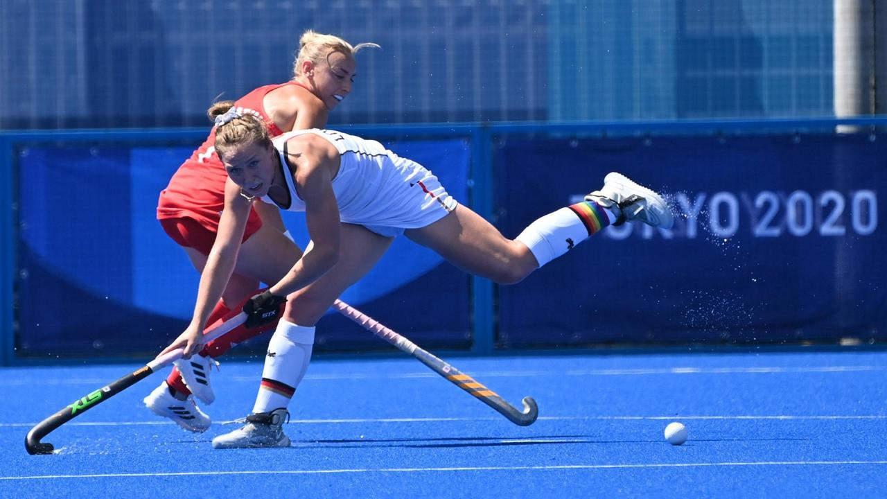 Nike Lorenz, Kapitänin des deutschen Hockeyteams, trug im Spiegel gegen Großbritannien am Knöchel einen Kapitänsbinde in Regenbogenfarben. Nike Lorenz, Kapitänin des deutschen Hockeyteams, trug im Spiegel gegen Großbritannien am Knöchel einen Kapitänsbinde in Regenbogenfarben.