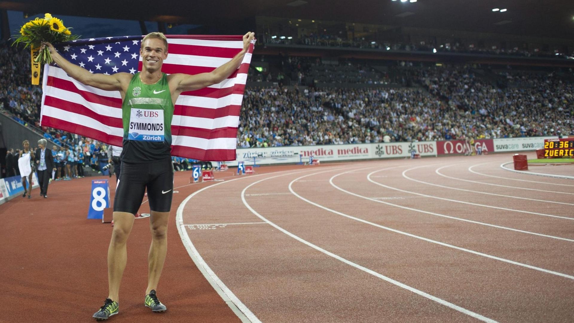 Nick Symmonds feiert mit US-Flagge in den Händen seinen Sieg beim 800-Meter-Rennen des IAAF-Diamond-League-Meetings in Zürich. Nick Symmonds feiert mit US-Flagge in den Händen seinen Sieg beim 800-Meter-Rennen des IAAF-Diamond-League-Meetings in Zürich.