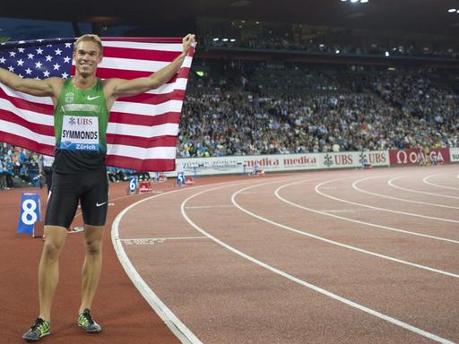 Nick Symmonds feiert mit US-Flagge in den Händen seinen Sieg beim 800-Meter-Rennen des IAAF-Diamond-League-Meetings in Zürich.