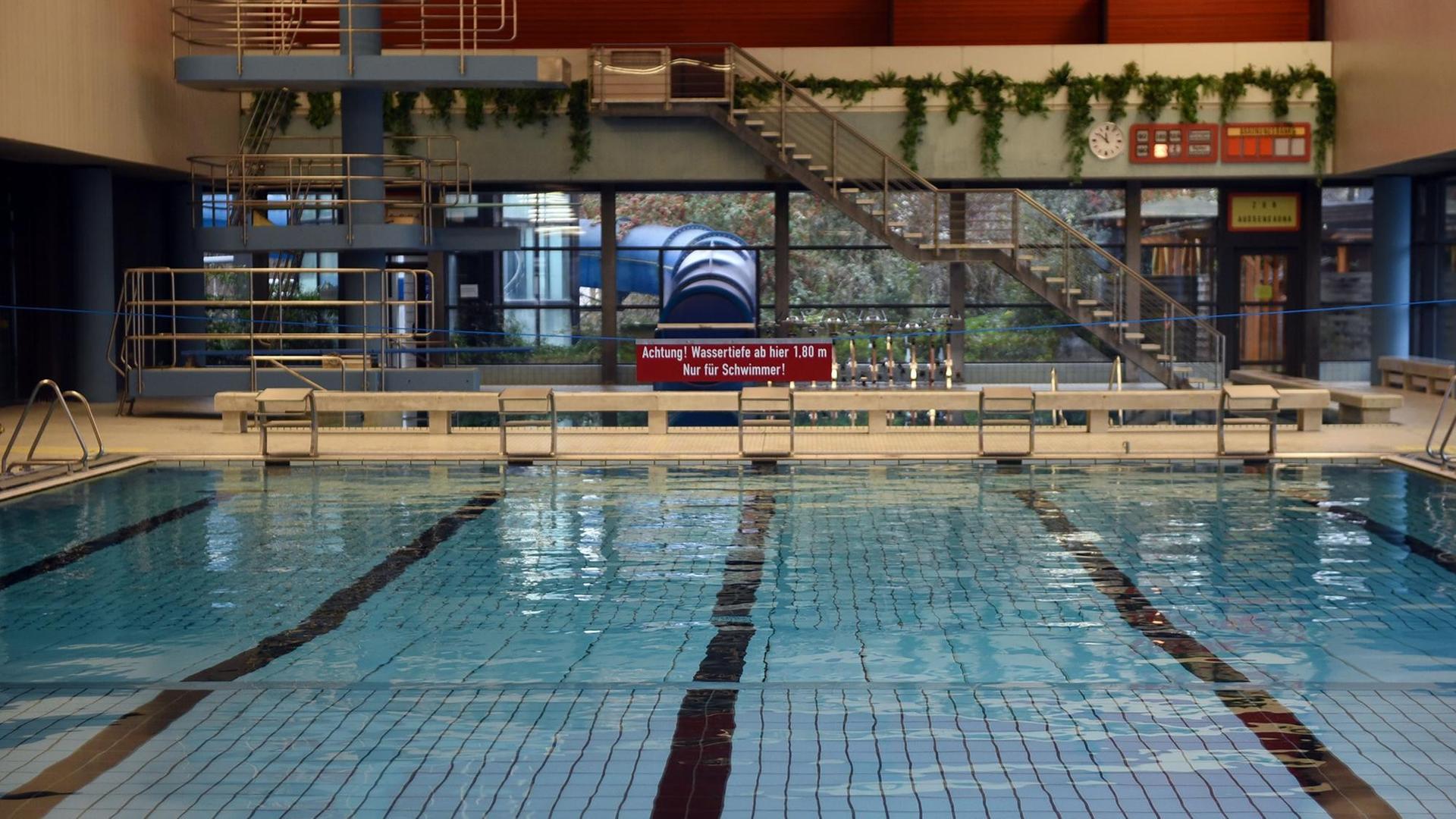 Zu sehen ist ein Schwimmbecken im Bornheimer Bad. Zu sehen ist ein Schwimmbecken im Bornheimer Bad.